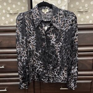 L’AGENCE Gray and Black Print Blouse